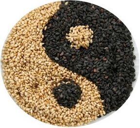 čierne a biele sezamové semienka na zvýšenie potencie