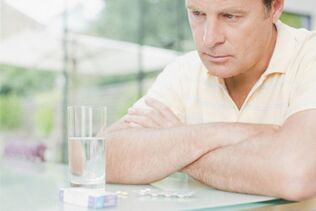 muž užíva tabletky na zvýšenie potencie po 50